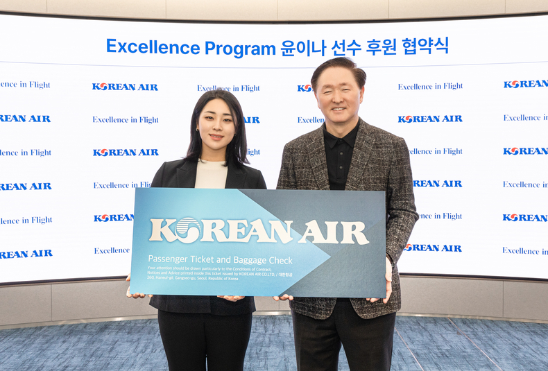 대한항공은 지난 10일 서울 강서구 대한항공 본사에서 프로골퍼 윤이나 선수와 ‘엑설런스 프로그램 후원 협약식’을 가졌다. 우기홍 대한항공 사장(오른쪽)과 윤 선수가 협약식 후 기념촬영을 하고 있다.(사진=대한항공)