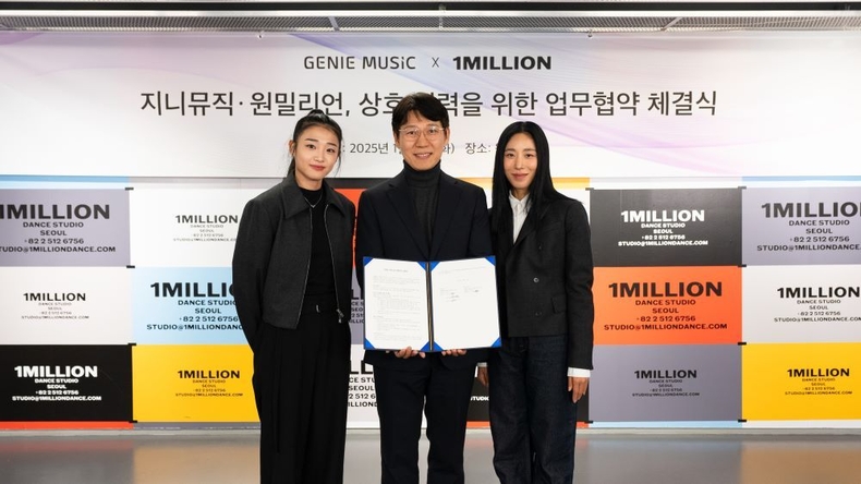 지니뮤직x원밀리언 전략적 파트너십 MOU 체결(왼쪽부터 이유정 안무가, 지니뮤직 서인욱 대표, 원밀리언 리아킴 대표/사진=지니뮤직