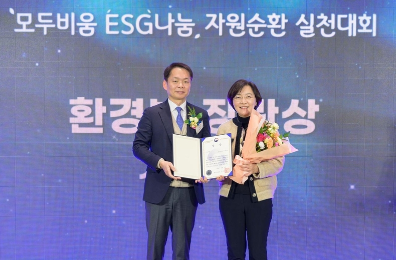이병화 환경부 차관(사진 왼쪽)과 이은하 신한금융 SDGs 기획팀장이 수상식 후 기념촬영을 하고 있다.(사진=신한금융그룹)