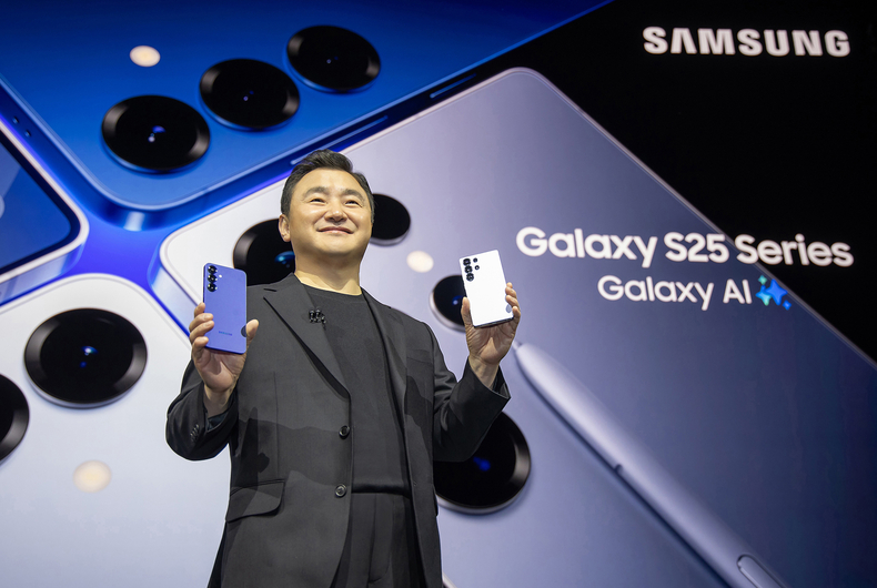 22일(현지시간) 미국 새너제이에 위치한 SAP센터에서 개최된 '갤럭시 언팩 2025(Galaxy Unpacked 2025)' 행사에서 노태문 삼성전자 MX사업부장(사장)이 AI폰 '갤럭시 S25 시리즈'를 공개하고 있다.