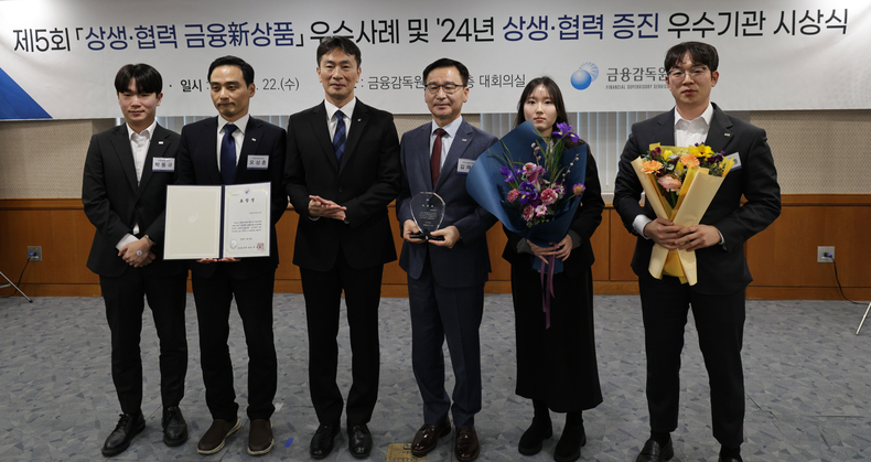 미래에셋생명이 '보험소비자 민생안정 보험료 납입유예특약’으로 금융감독원장상을 수상했다. 이복현 금감원장(왼쪽 3번째)과 김재식 미래에셋생명 부회장(왼쪽 4번째)이 기념촬영을 하고 있다.(사진=미래에셋생명)