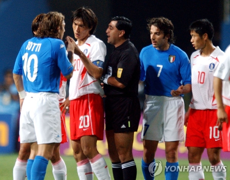 2002년 월드컵 한국과의 16강전에서 모레노 주심에게 어필하는 이탈리아 토티