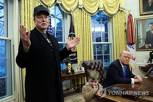<strong>지난 11일(현지시간) 백악관 기자회견에 나온 일론 머스크와 아들</strong>