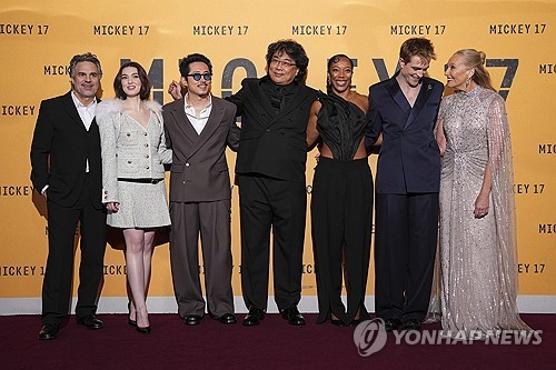 <strong>지난 13일(현지시간) 영국 런던에서 '미키 17' 월드 프리미어 참석한 봉준호 감독과 출연 배우들</strong>