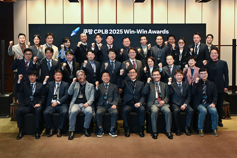 지난 21일 그랜드 하얏트에서 열린 '쿠팡 CPLB 2025 윈-윈 어워즈'에 참석한 중소협력업체 대표들이 기념촬영을 하고 있다.(사진=쿠팡)