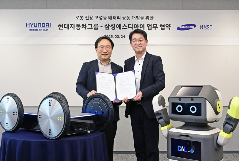 현대자동차·기아가 24일 의왕연구소에서 삼성SDI와 ‘로봇 전용 배터리 공동 개발 위한 업무협약(MOU)’을 체결했다. 현동진 현대차∙기아 로보틱스랩장(왼쪽)과, 조한제 삼성SDI 소형사업부 전략마케팅팀장이 기념촬영을 하고 있다.(사진=현대차·기아)