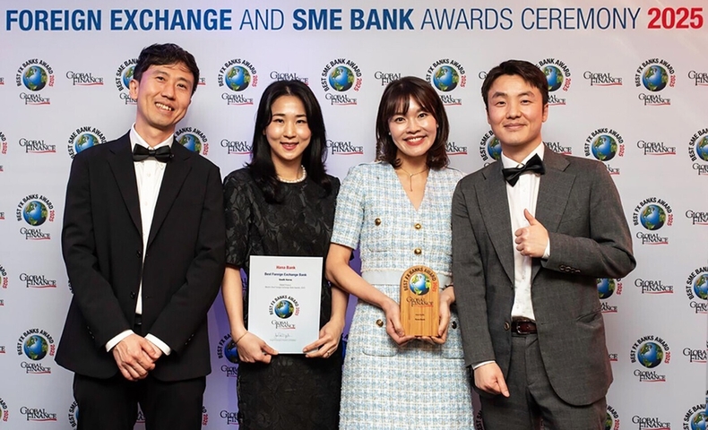 지난 25일(현지시간) 영국 런던에서 열린 시상식에 참석한 김택회 하나은행 런던지점 팀장(왼쪽부터), 박영애 하나은행 남동산단금융센터지점 과장, 이선미 하나은행 성산동지점 과장, 이치우 하나은행 런던지점 과장이 수상식 후 기념 촬영을 하고 있다.(사진=하나은행)