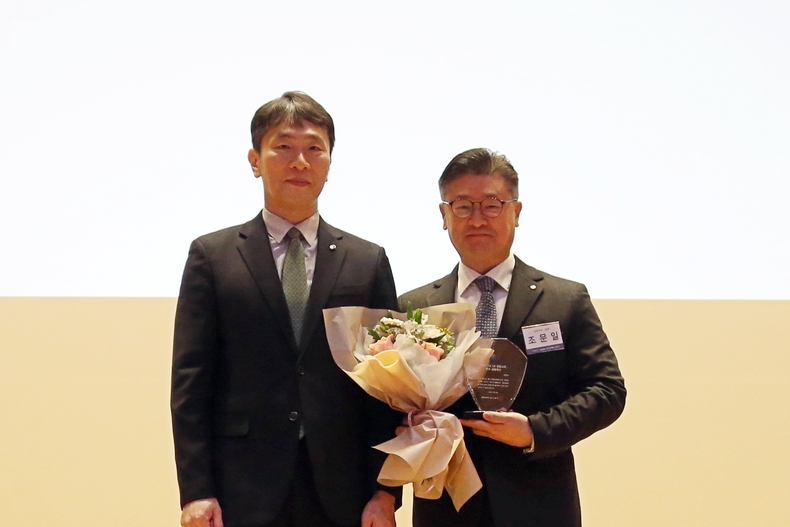 이복현 금융감독원장(왼쪽)과 조문일 신한카드 CCO가 '1사1교 금융교육 우수 사례 시상식' 후 기념 촬영을 하고 있다.(사진=신한카드)