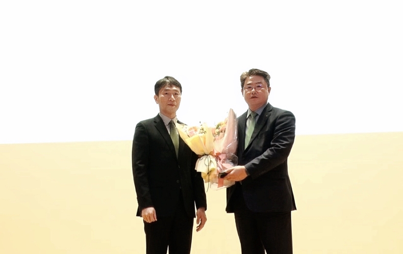 지난 26일 금융감독원이 주관한 '2024년 1사1교 금융교육' 우수회사 시상식에서 정종표 DB손해보험 대표(오른쪽)가 이복현 금융감독원장과 기념촬영을 하고 있다.(사진=DB손해보험)