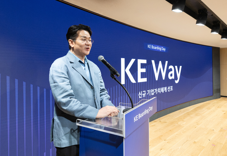 조원태 한진그룹 회장이 4일 대한항공의 새로운 기업 가치 체계인 'KE Way'에 대해 설명하고 있다.(사진=대한항공)