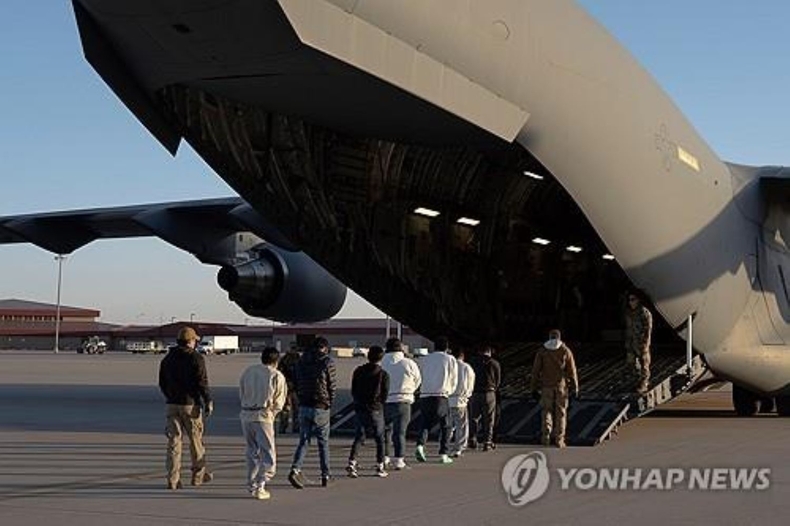 <strong>C-17 미군 수송기로 압송되는 불법 이민자</strong>