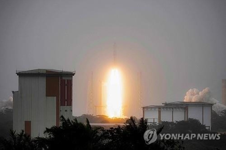 프랑스 군사 정찰 위성을 실은 아리안 6호가 6일 발사되는 모습.