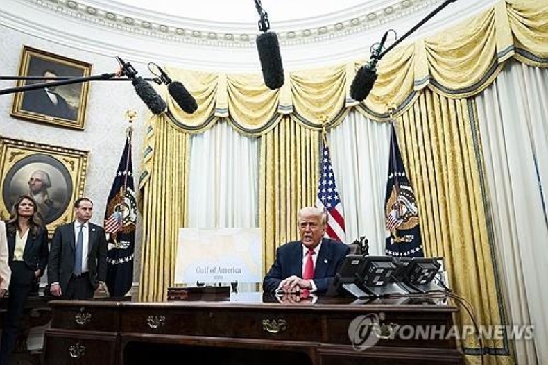 <strong>기자들과 문답하는 트럼프 미국 대통령</strong>