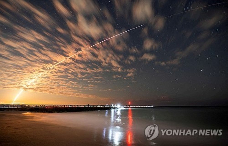 지난달 스타링크 위성 쏘아 올린 스페이스X 팰컨9 로켓의 궤적