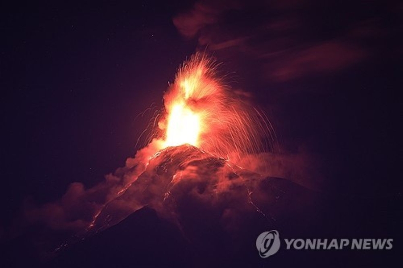 10일(현지시간) 분화하는 푸에고 화산