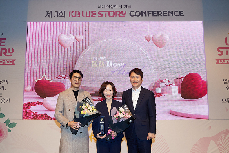 구본욱 KB손해보험 사장(오른쪽 첫번째)이 ‘KB Rose Award’를 수상한 유승오 지점장과 손지희 파트장(가운데)과 기념촬영을 하고 있다.