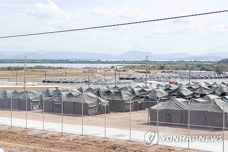 미 관타나모 해군기지에 새로 설치한 이민자 수용 텐트