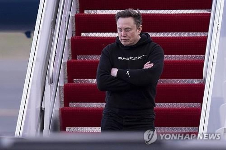 <strong>에어 포스 원에서 내리는 머스크</strong>