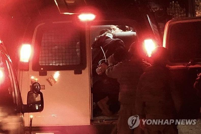 <strong>이스라엘군에 의해 끌려가는 팔레스타인 감독 함단 발랄</strong>