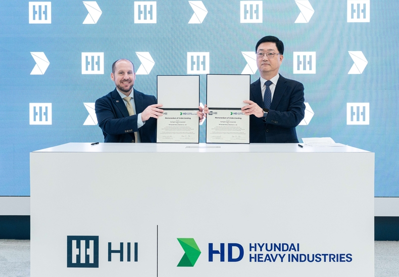 주원호 HD현대중공업 특수선사업대표(사진 오른쪽)와 브라이언 블란쳇 잉걸스 조선소 사장이 '선박 건조 생산성 향상 및 첨단 조선 기술 협력을 위한 양해각서(MOU)'를 체결한 후 기념촬영을 하고 있다.(사진=HD현대)