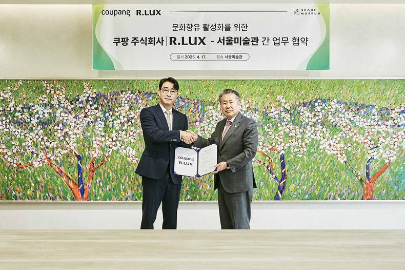 이병희 쿠팡 리테일 부문 대표(왼쪽)와 안병광 서울미술관 회장이 업무협약식 후 기념촬영을 하고 있다.