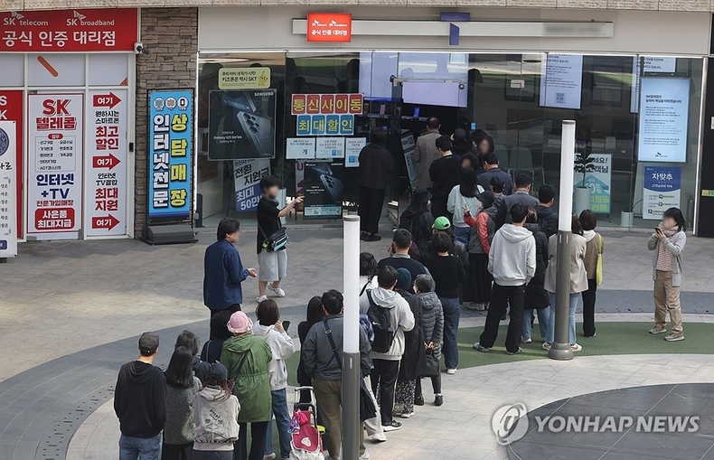 가입자 유심(USIM) 정보를 탈취당한 SK텔레콤이 유심 무료교체 서비스를 시작한 지 이틀째인 29일 서울 시내 한 SKT 대리점에 시민들이 줄을 서서 교체를 기다리고 있다.