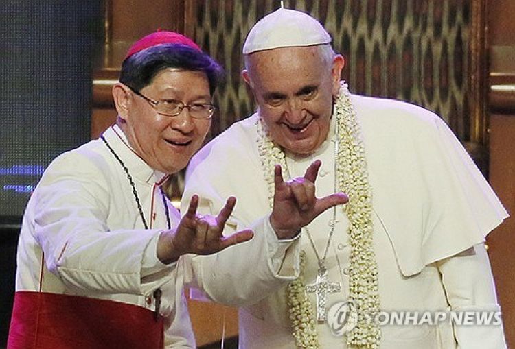 2015년 필리핀 마닐라를 방문한 프란치스코 교황에게 '사랑해요'를 표현하는 수어를 보여주는 타글레 추기경