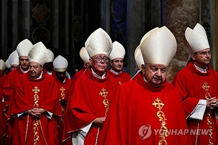 콘클라베 앞두고 추기경단 회의 참석하는 추기경들