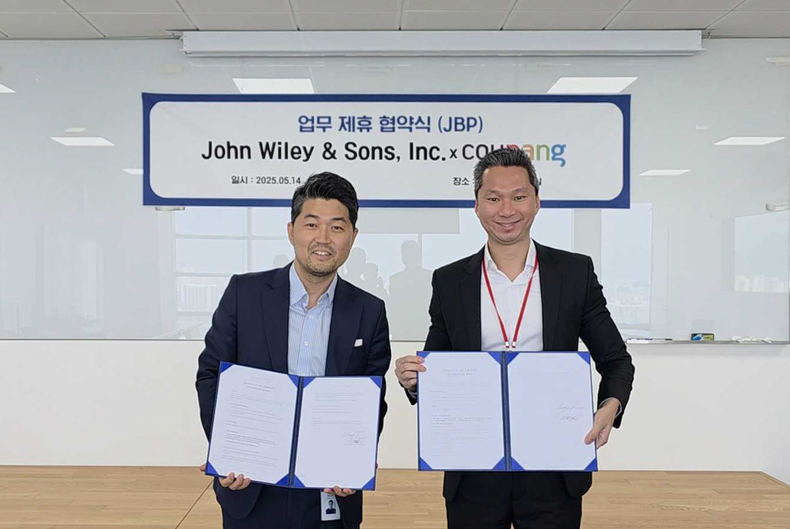 웨인 리 쿠팡 리테일 전무(왼쪽)와 초멩 탄 와일리 아시아 시니어 디렉터가 업무협약식 후 기념 촬영을 하고 있다.(사진=쿠팡)