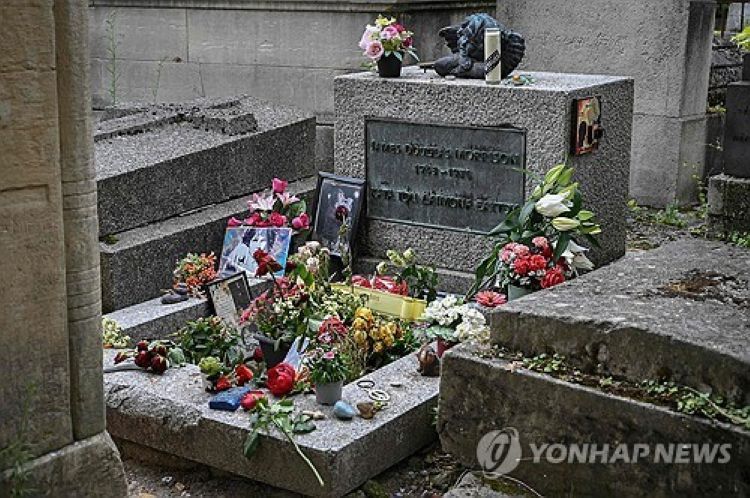 파리 페르라셰즈 묘지의 짐 모리슨 묘소
