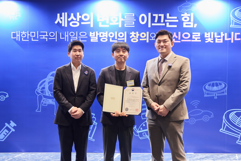 한종엽 삼성화재 법무지원파트 프로(왼쪽부터)와 김광준 파트장, 김종주 변리사가 특허청장 표창 수상 후 기념촬영을 하고 있다.(사진=삼성화재)