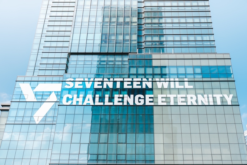 세븐틴 10주년 기념 하이브 사옥 래핑/사진=플레디스 엔터테인먼트