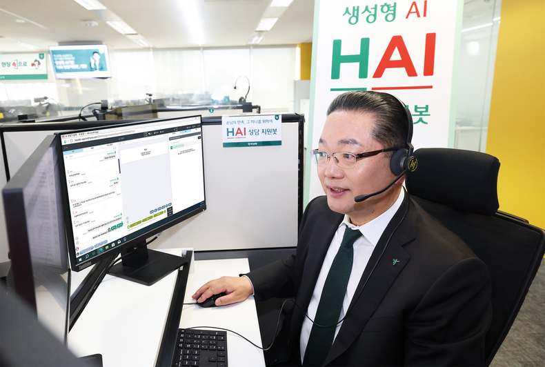 이호성 하나은행장이 서울 중구 다동에 위치한 손님케어센터를 방문해 손님과 직접 상담하며 새로 개편된 HAI 상담지원봇을 시현해 보고 있다.(사진=하나은행)