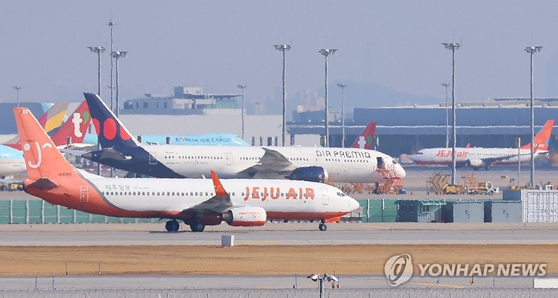 인천국제공항 활주로에서 이동하는 제주항공 여객기