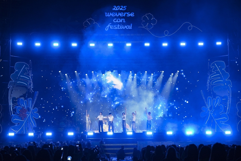 보이넥스트도어 ‘2025 위버스콘 페스티벌’ 무대 모습/사진=KOZ 엔터테인먼트