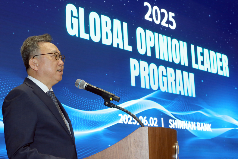 2일 서울 중구 신한은행 본점에서 진행된 ‘2025 글로벌 오피니언 리더 프로그램’ 행사에 참석한 정상혁 신한은행장이 환영 인사를 하고 있다.(사진=신한은행)