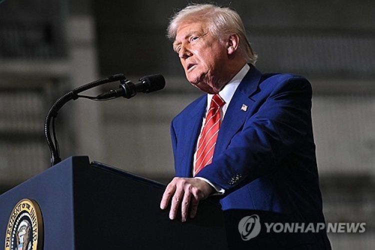 US스틸 공장 연설에서 철강·알루미늄 관세 인상 발표하는 트럼프