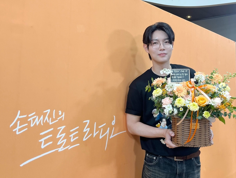 손태진 '손태진의 트로트 라디오' DJ 1주년 기념/사진=미스틱스토리