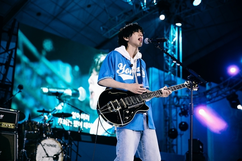 이승윤 대학 축제 무대 모습/사진=마름모