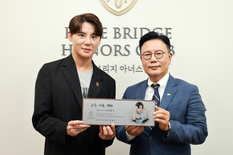 가수 겸 뮤지컬 배우 김준수(왼쪽)와 희망브리지 전국재해구호협회 신훈 사무총장이 '희망브리지 아너스클럽' 회원 위촉 기념사진을 찍고 있다/사진=희망브리지