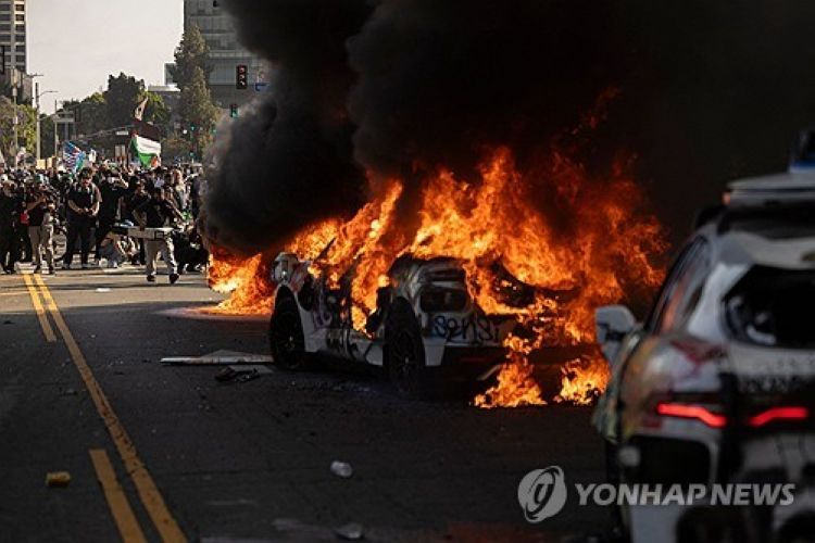 지난 8일 LA 도심 시위 현장에서 불에 타는 자율주행차 '웨이모' 차량