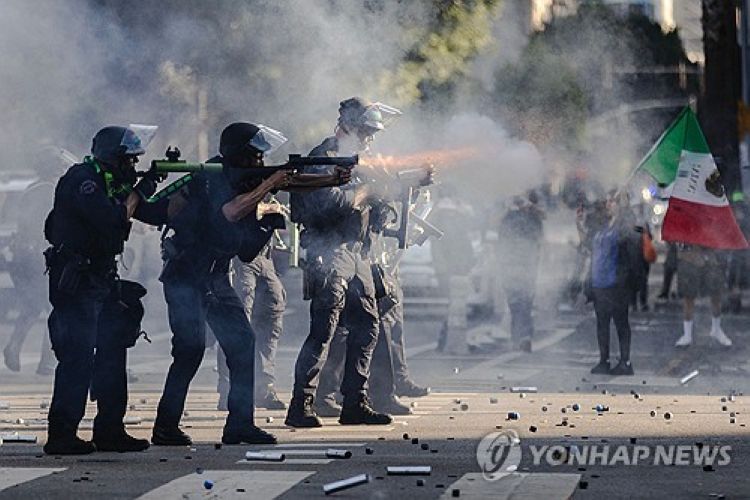 지난 8일 LA 도심 시위 현장에서 공포탄 등을 발포하는 경찰