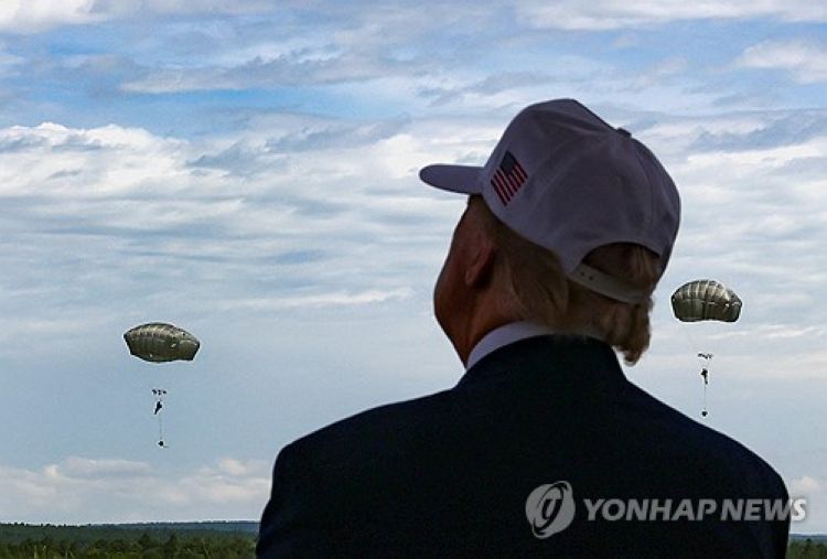 공수부대 낙하 시연 지켜보는 트럼프