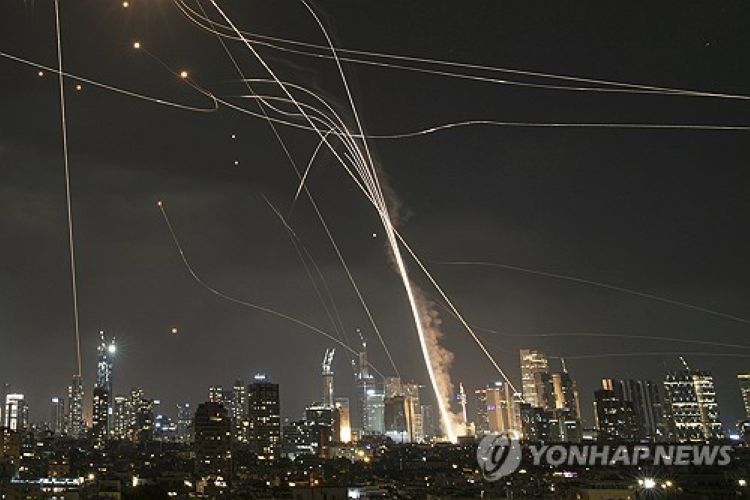 텔아비브 상공 '아이언돔' 작동