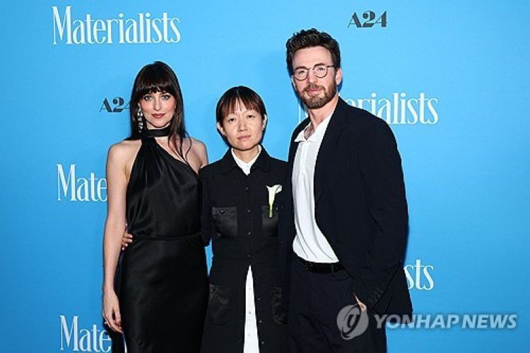 셀린 송 감독의 신작 영화 '머티리얼리스트' 시사회 참석한 주연배우 다코타 존슨(왼쪽)과 크리스 에번스(오른쪽)
