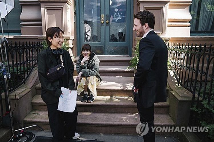 영화 '머티리얼리스트' 촬영장에서 셀린 송 감독과 주연배우들
