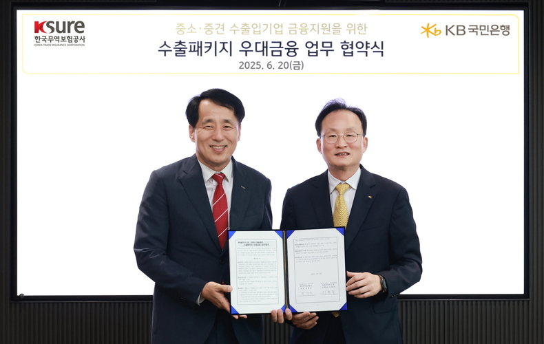 장영진 한국무역보험공사 사장(왼쪽)과 이환주 KB국민은행장이 중소·중견기업 수출입 활성화를 위한 업무협약식 후 기념촬영을 하고 있다.(사진=KB국민은행)