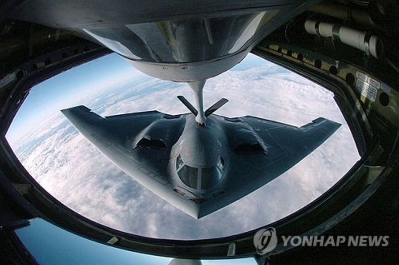 공중급유를 받는 B-2 스텔스 폭격기