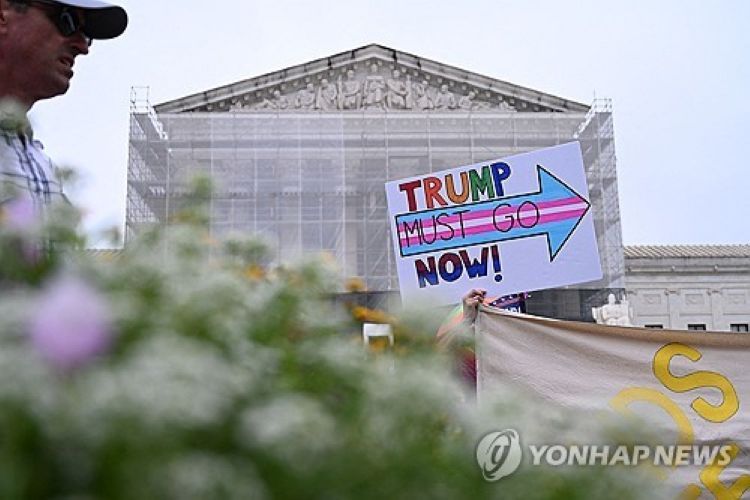 27일 미 연방대법원 앞에서 트럼프 정책에 항의하는 시위대