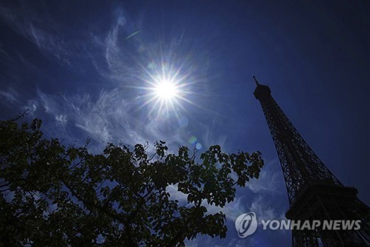 뜨거운 태양 아래의 에펠탑